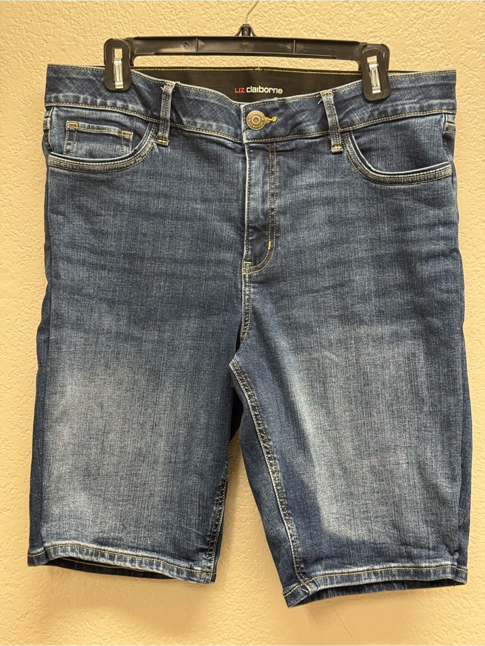 Liz Claiborne woman’s 12 Blue Denim Jean Shorts. Waist 17 rise 11